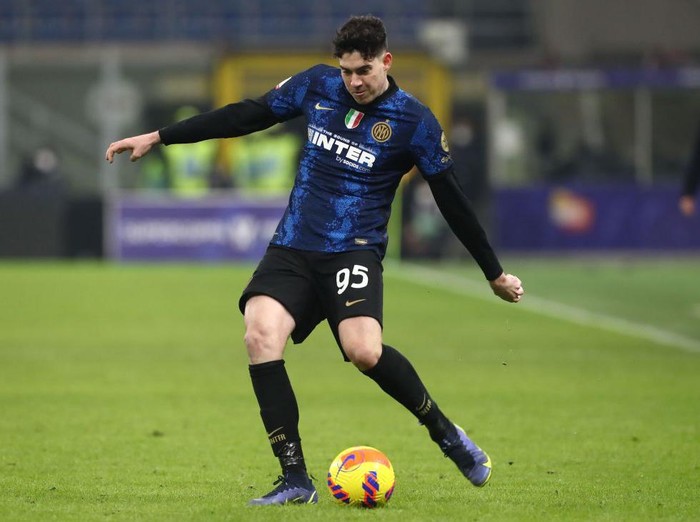 MILAN, ITALY - JANUARY 12: Alessandro Bastoni of FC Internazionale in action during the italian SuperCup match between FC Internazionale and Juventus at Stadio Giuseppe Meazza on January 12, 2022 in Milan, Italy. (Photo by Marco Luzzani/Getty Images)