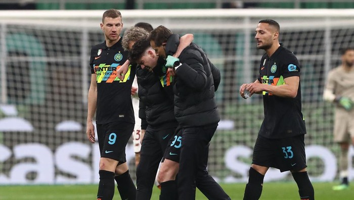 MILAN, ITALY - FEBRUARY 08: Alessandro Bastoni of FC Internazionale walks off with an injury during the Coppa Italia match between FC Internazionale and AS Roma at Stadio Giuseppe Meazza on February 08, 2022 in Milan, Italy. (Photo by Marco Luzzani/Getty Images)