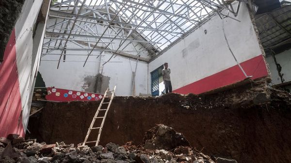 Bangunan Sekolah di Lebak Ini Ambles 15 Meter, Kok Bisa?