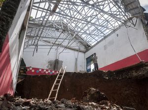 Bangunan Sekolah di Lebak Ini Ambles 15 Meter, Kok Bisa?