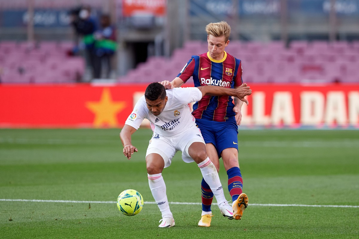 Gelandang Real Madrid Casemiro mendukung Barcelona kembali ke bentuk terbaik usai ditinggal Lionel Messi. (Foto: Getty Images/Alex Caparros)
