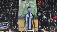 Fans The Magpies suka cita menyambut Bruno Guimaraes. Foto: Getty Images/Stu Forster