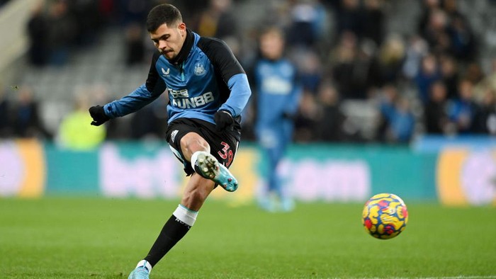 Bruno Guimaraes NEWCASTLE UPON TYNE, ENGLAND - FEBRUARY 08: Bruno Guimaraes of Newcastle United warms up prior to the Premier League match between Newcastle United and Everton at St. James Park on February 08, 2022 in Newcastle upon Tyne, England. (Photo by Stu Forster/Getty Images)