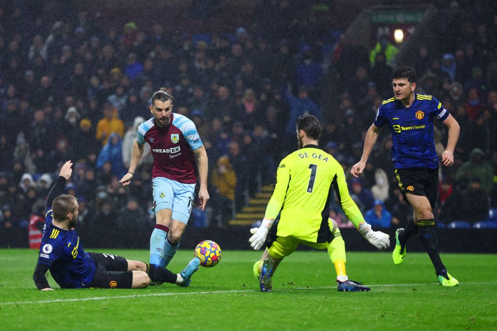 BURNLEY, ENGLAND - FEBRUARY 08: Jay Rodriguez of Burnley scores their team's first goal past Luke Shaw, David De Gea and Harry Maguire of Manchester United during the Premier League match between Burnley and Manchester United at Turf Moor on February 08, 2022 in Burnley, England. (Photo by Clive Brunskill/Getty Images)