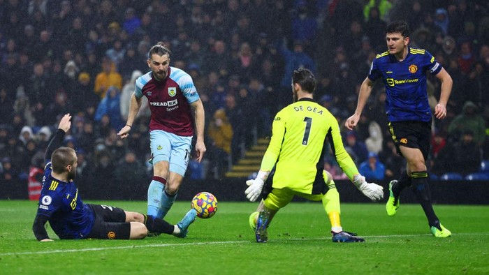 BURNLEY, ENGLAND - FEBRUARY 08: Jay Rodriguez of Burnley scores their teams first goal past Luke Shaw, David De Gea and Harry Maguire of Manchester United during the Premier League match between Burnley and Manchester United at Turf Moor on February 08, 2022 in Burnley, England. (Photo by Clive Brunskill/Getty Images)