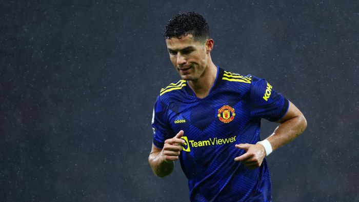 BURNLEY, ENGLAND - FEBRUARY 08: Cristiano Ronaldo of Manchester United leaves the field of play as soon as the final whistle blows following their draw in the Premier League match between Burnley and Manchester United at Turf Moor on February 08, 2022 in Burnley, England. (Photo by Clive Brunskill/Getty Images)