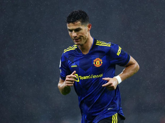 BURNLEY, ENGLAND - FEBRUARY 08: Cristiano Ronaldo of Manchester United leaves the field of play as soon as the final whistle blows following their draw in the Premier League match between Burnley and Manchester United at Turf Moor on February 08, 2022 in Burnley, England. (Photo by Clive Brunskill/Getty Images)