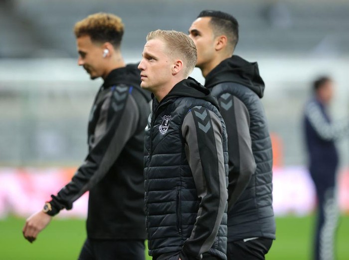 NEWCASTLE UPON TYNE, ENGLAND - FEBRUARY 08: Donny van de Beek of Everton inspects the pitch prior to the Premier League match between Newcastle United and Everton at St. James Park on February 08, 2022 in Newcastle upon Tyne, England. (Photo by Alex Livesey/Getty Images)