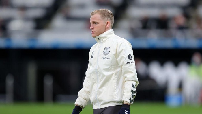 NEWCASTLE UPON TYNE, ENGLAND - FEBRUARY 08: Donny van de Beek of Everton warms up prior to the Premier League match between Newcastle United and Everton at St. James Park on February 08, 2022 in Newcastle upon Tyne, England. (Photo by Alex Livesey/Getty Images)