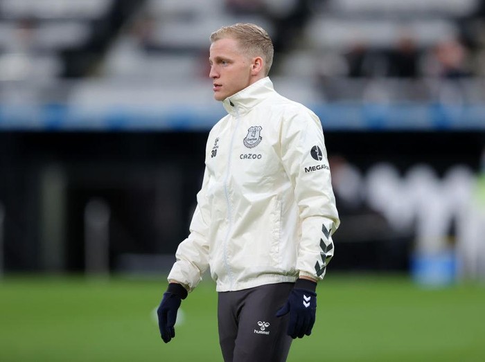 NEWCASTLE UPON TYNE, ENGLAND - FEBRUARY 08: Donny van de Beek of Everton warms up prior to the Premier League match between Newcastle United and Everton at St. James Park on February 08, 2022 in Newcastle upon Tyne, England. (Photo by Alex Livesey/Getty Images)