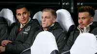 Pemandangan Donny van de Beek duduk di bench ini pun sempat ramai dibahas di media sosial. Tak sedikit yang miris karena ia bagaikan pindah dari bench MU ke bench Everton saja. Foto: Getty Images/Alex Livesey