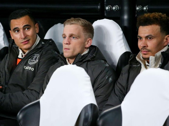 NEWCASTLE UPON TYNE, ENGLAND - FEBRUARY 08: Donny van de Beek of Everton looks on from the bench during the Premier League match between Newcastle United and Everton at St. James Park on February 08, 2022 in Newcastle upon Tyne, England. (Photo by Alex Livesey/Getty Images)