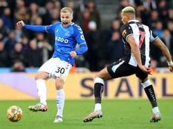 Donny van de Beek baru masuk di menit ke-60 usai menggantikan Andre Gomes. Ia pun tampil dalam debutnya selama 30 menit. Foto: Getty Images/Alex Livesey