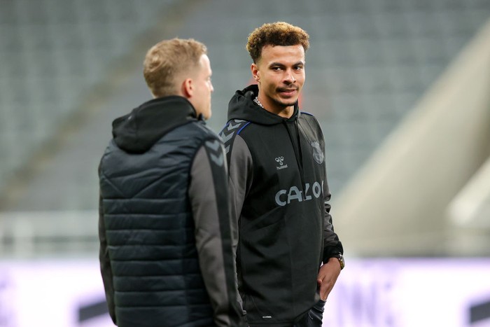NEWCASTLE UPON TYNE, ENGLAND - FEBRUARY 08: Dele Alli and Donny van de Beek of Everton inspect the pitch prior to the Premier League match between Newcastle United and Everton at St. James Park on February 08, 2022 in Newcastle upon Tyne, England. (Photo by Alex Livesey/Getty Images)
