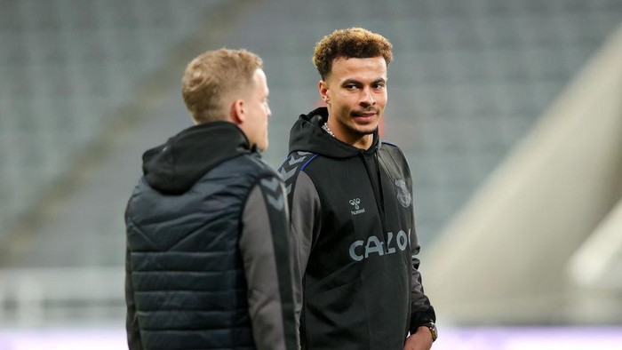 NEWCASTLE UPON TYNE, ENGLAND - FEBRUARY 08: Dele Alli and Donny van de Beek of Everton inspect the pitch prior to the Premier League match between Newcastle United and Everton at St. James Park on February 08, 2022 in Newcastle upon Tyne, England. (Photo by Alex Livesey/Getty Images)