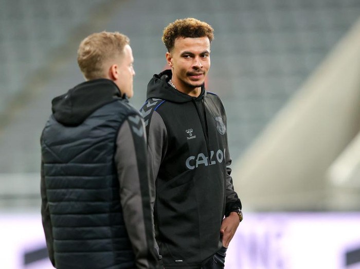 NEWCASTLE UPON TYNE, ENGLAND - FEBRUARY 08: Dele Alli and Donny van de Beek of Everton inspect the pitch prior to the Premier League match between Newcastle United and Everton at St. James Park on February 08, 2022 in Newcastle upon Tyne, England. (Photo by Alex Livesey/Getty Images)