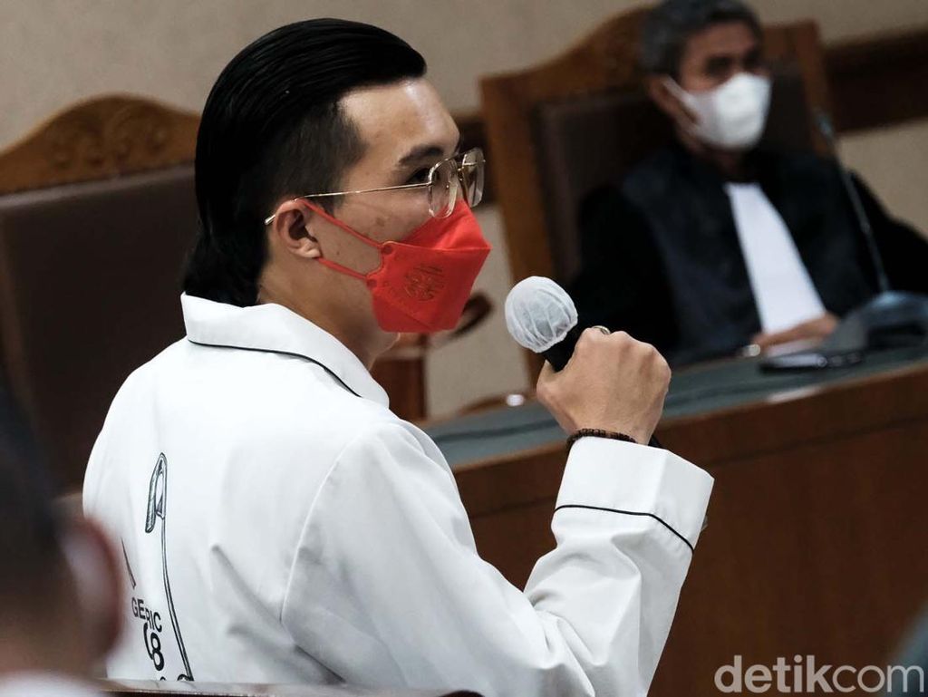 dr Tirta di Sidang Jerinx: Adam Deni Bilang Dibekingi 9 Naga dr Tirta di Sidang Jerinx: Adam Deni Bilang Dibekingi 9 Naga
