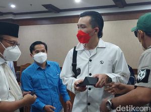 Penampilan Dokter Tirta Hadir di Sidang Jerinx Penampilan Dokter Tirta Hadir di Sidang Jerinx