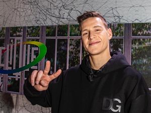 Potret Juara MotoGP di Lombok, Main di Pantai Hingga Mampir ke Konter Pulsa Potret Juara MotoGP di Lombok, Main di Pantai Hingga Mampir ke Konter Pulsa