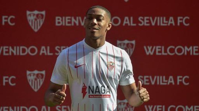 Manchester United French forward Anthony Martial poses for pictures during his official presentation at the Ramon Sanchez Pizjuan stadium in Seville on January 26, 2022. - Manchester United striker Anthony Martial has completed a six-month loan move to Sevilla, the clubs announced on January 25, as the French international looks to revive his career in La Liga. (Photo by CRISTINA QUICLER / AFP)