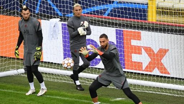 Paris Saint-Germains Italian goalkeeper Gianluigi Donnarumma (R) grabs a ball past Paris Saint-Germains Costa Rican goalkeeper Keylor Navas (C) and Paris Saint-Germains Spanish goalkeeper Sergio Rico during a training session at The Jan Breydel Stadium in Bruges on September 14, 2021, on the eve of the UEFA Champions League Group A football match against Club Brugge. (Photo by JOHN THYS / AFP)
