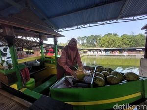 Jajan Kuliner Tradisional Sunda dari Atas Perahu di Floating Market Lembang Jajan Kuliner Tradisional Sunda dari Atas Perahu di Floating Market Lembang