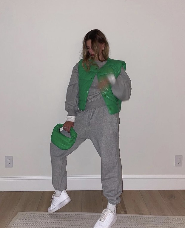 Hailey Bieber dengan setelan sweatshirt & pants/