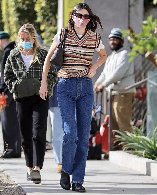 Kendall Jenner mengenakan outfit basic/