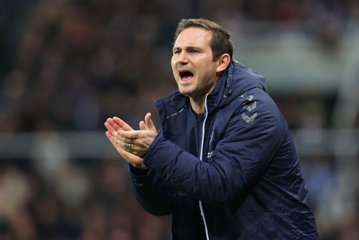 NEWCASTLE UPON TYNE, ENGLAND - FEBRUARY 08: Frank Lampard, Manager of Everton reacts during the Premier League match between Newcastle United and Everton at St. James Park on February 08, 2022 in Newcastle upon Tyne, England. (Photo by Alex Livesey/Getty Images)