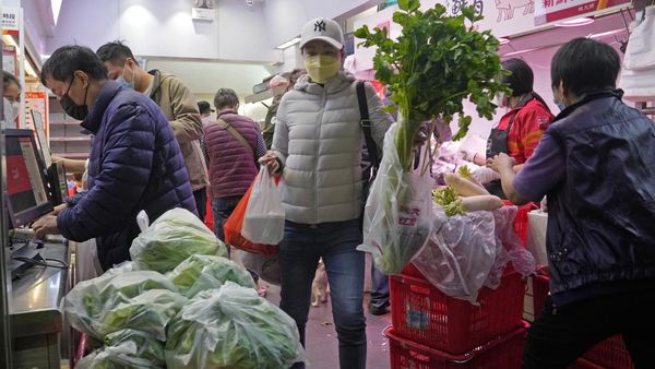 Gegara Ini Warga Hong Kong Panic Buying-Borong Makanan