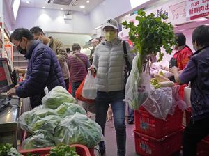 Gegara Ini Warga Hong Kong Panic Buying-Borong Makanan