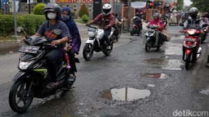 Hati-hati! Jalan Bintara Jaya Raya di Bekasi Berlubang