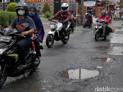 Hati-hati! Jalan Bintara Jaya Raya di Bekasi Berlubang
