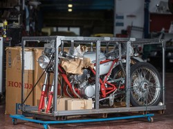 Masih Bau Pabrik! Motor Jadul Ini Dibungkus Peti Sudah 24 Tahun