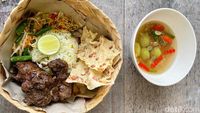 Sedap Mantap! Nasi Campur Premium dengan Lauk Super Komplet