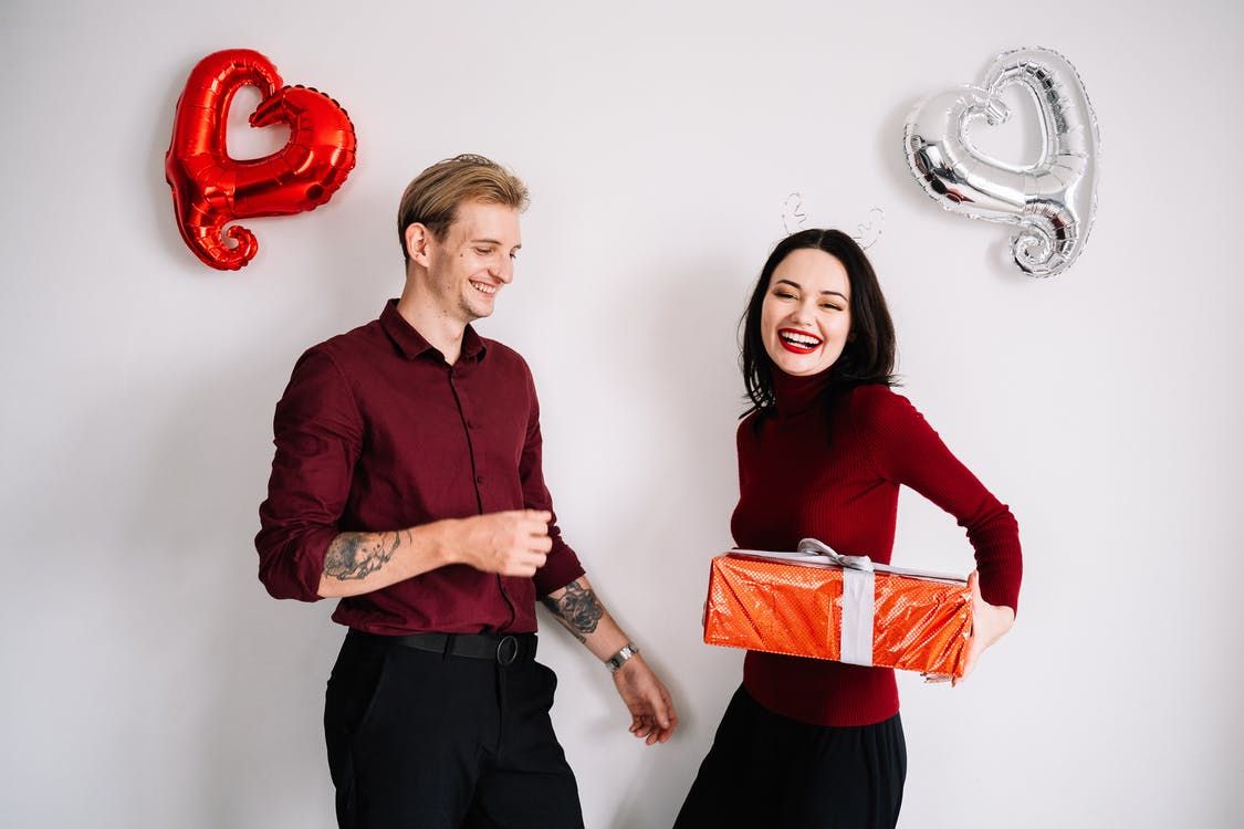 Ide kado valentine yang tepat untuk kepribadian MBTI yang ekstrovert (kado Valentine/Foto: pexels.com/Anna Tarazevich)