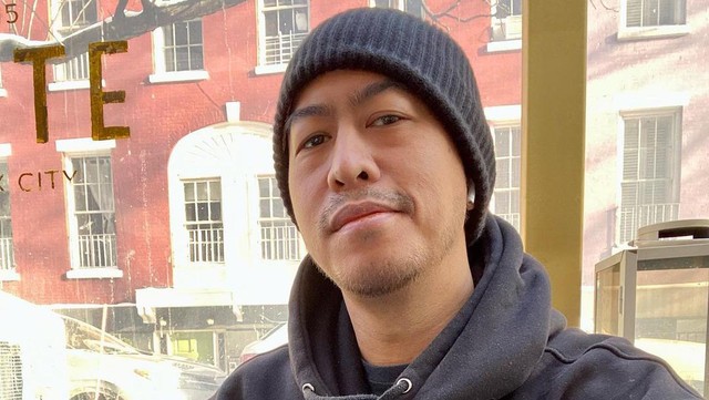 Berita Viral Selebriti dari InsertLive : Beredar Foto Pandji Pragiwaksono Ciuman dengan Wanita Bule