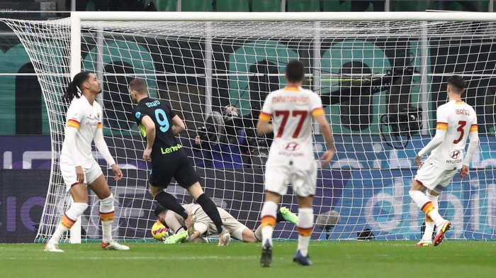 MILAN, ITALY - FEBRUARY 08: Edin Dzeko #9 of FC Internazionale scores the opening goal during the Coppa Italia match between FC Internazionale and AS Roma at Stadio Giuseppe Meazza on February 08, 2022 in Milan, Italy. (Photo by Marco Luzzani/Getty Images)