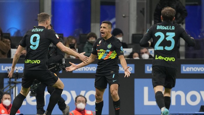 Inter Milans Alexis Sanchez, center, celebrates with his teammates after scores against Roma during the Italian Cup soccer match between Inter Milan and Roma at the San Siro stadium, in Milan, Italy, on Tuesday, Feb. 8, 2022. (AP Photo/Antonio Calanni)