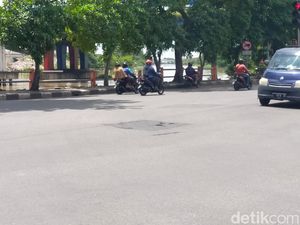 Lapor Cak Beres! Jalan Berlubang di Exit Tol Gunungsari Sudah Diaspal Lapor Cak Beres! Jalan Berlubang di Exit Tol Gunungsari Sudah Diaspal
