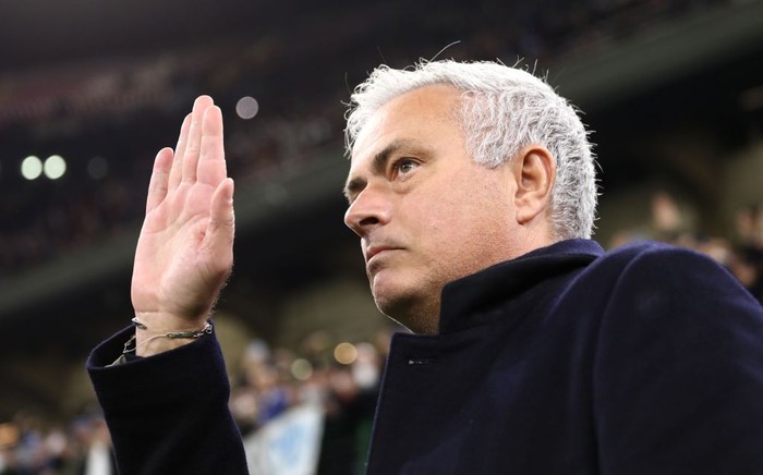 MILAN, ITALY - FEBRUARY 08: AS Roma coach Jose’ Mourinho salutes the crowd before the Coppa Italia match between FC Internazionale and AS Roma at Stadio Giuseppe Meazza on February 08, 2022 in Milan, Italy. (Photo by Marco Luzzani/Getty Images)