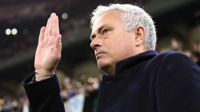 MILAN, ITALY - FEBRUARY 08: AS Roma coach Jose’ Mourinho salutes the crowd before the Coppa Italia match between FC Internazionale and AS Roma at Stadio Giuseppe Meazza on February 08, 2022 in Milan, Italy. (Photo by Marco Luzzani/Getty Images)