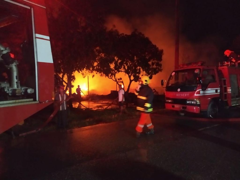 Ibu di Kaltim Selamatkan 7 Anak Saat Kebakaran, 1 Lainnya Tewas Tak Tertolong Ibu di Kaltim Selamatkan 7 Anak Saat Kebakaran, 1 Lainnya Tewas Tak Tertolong