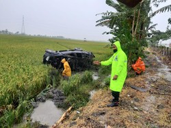 2 Kecelakaan di Tol Ngawi, Pajero Nyungsep ke Sawah-Ertiga Hantam Guard Rail