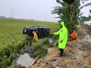 2 Kecelakaan di Tol Ngawi, Pajero Nyungsep ke Sawah-Ertiga Hantam Guard Rail 2 Kecelakaan di Tol Ngawi, Pajero Nyungsep ke Sawah-Ertiga Hantam Guard Rail