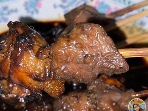 Lagi Asyik Makan Netizen Ini Kaget Temukan Belatung di Dalam Sate Kambingnya