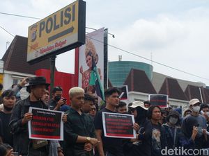 Kecam Penanganan Aparat di Wadas, Massa Gelar Aksi di Mapolda DIY