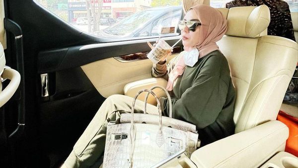 Medina Zein Kerap Pamer Gaya Keren Saat Ngopi dan Makan di Kafe