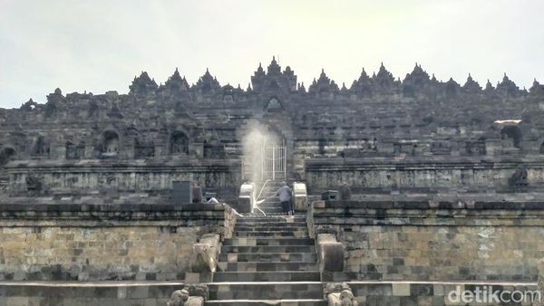 Begini Cara Merawat Candi Borobudur Bersih dari Lumut dan Debu