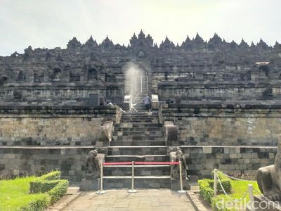 Begini Cara Merawat Candi Borobudur Bersih dari Lumut dan Debu